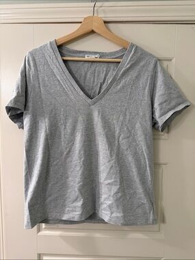 Good American - V-neck Relaxed Tshirt
